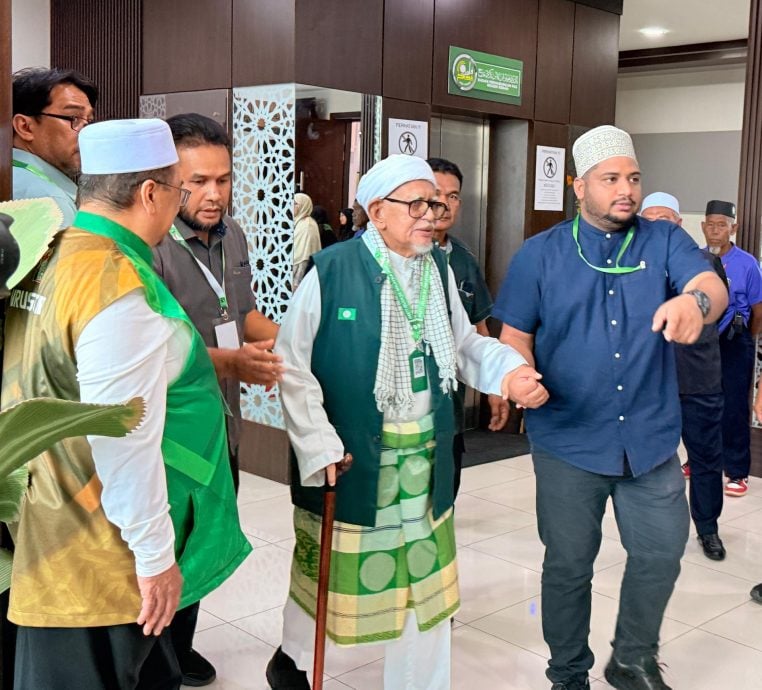 伊党大会 | 哈迪阿旺住拐杖亮相