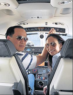 会开飞机、吹萨克斯风 出身建筑财阀 泰新首相阿努廷刻意塑造亲民路线