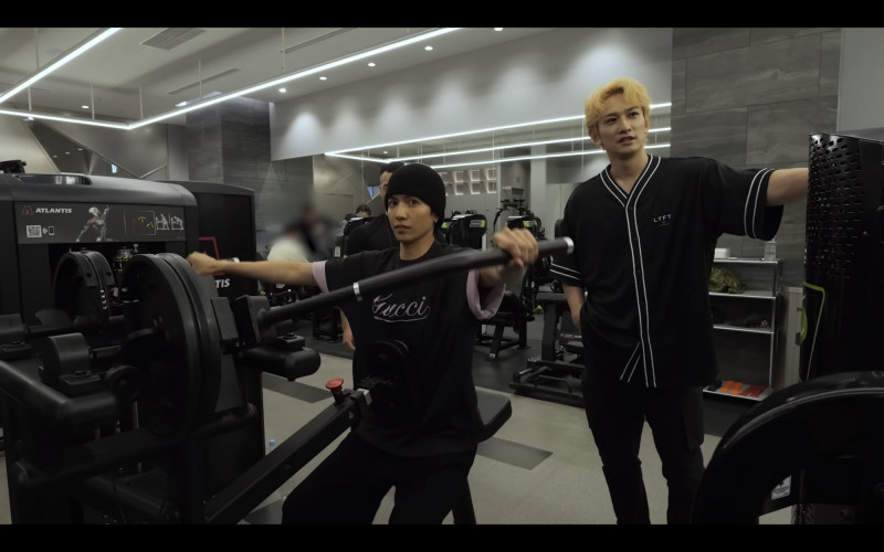 佐藤健健身1举动惹议 边跑边撩妹被批失礼