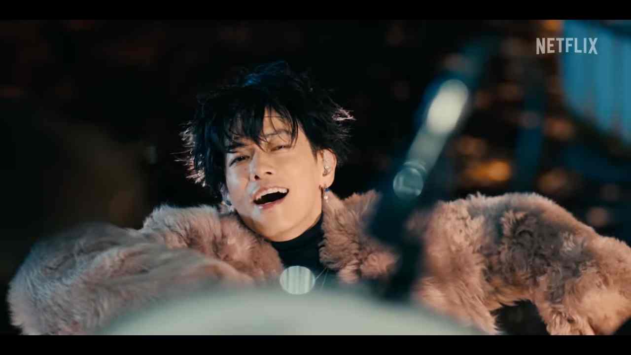 佐藤健健身1举动惹议 边跑边撩妹被批失礼