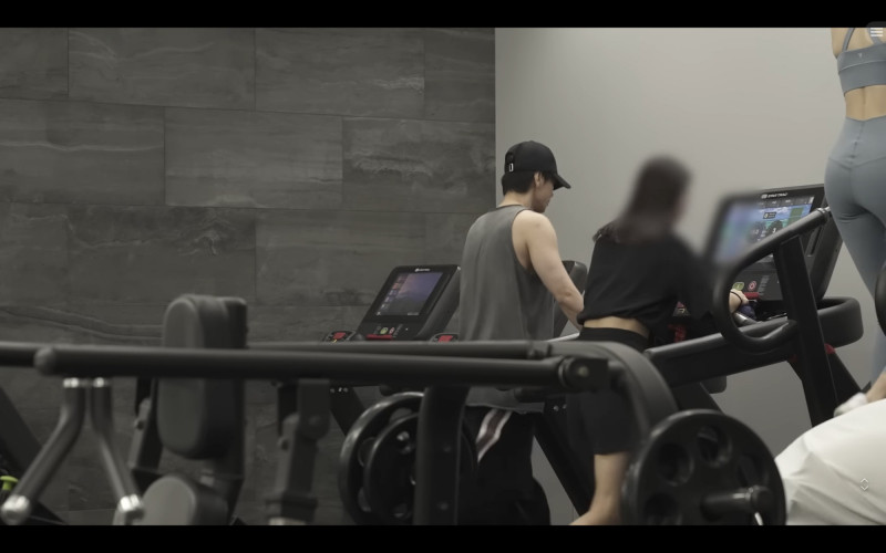 佐藤健健身1举动惹议 边跑边撩妹被批失礼