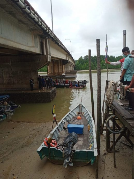 供星洲网/轿车不知何故坠河 夫妻获救 2孩童仍被困
