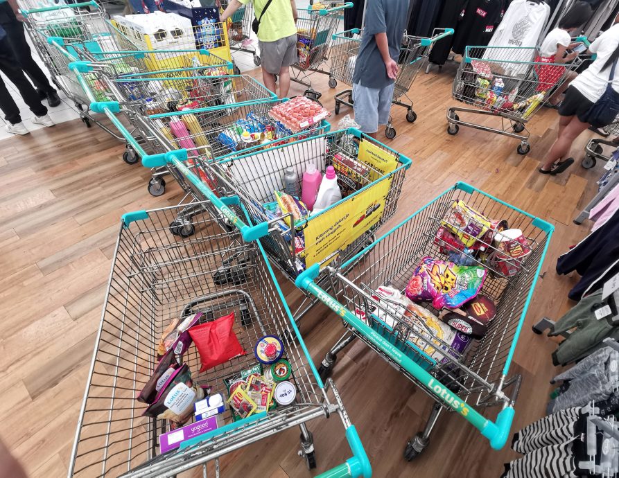 供星洲网/100援金热潮 商场涌人潮 系统依然频出状况