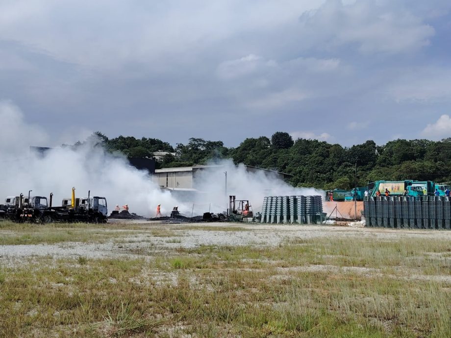 供星洲网/SWM仓库大火 火势惊人 4辆罗里付之一炬