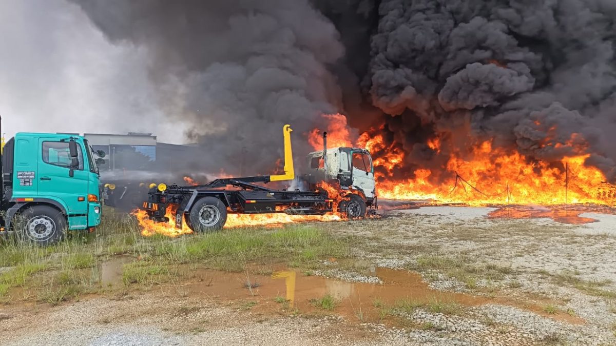 供星洲网/SWM仓库大火 火势惊人 4辆罗里付之一炬