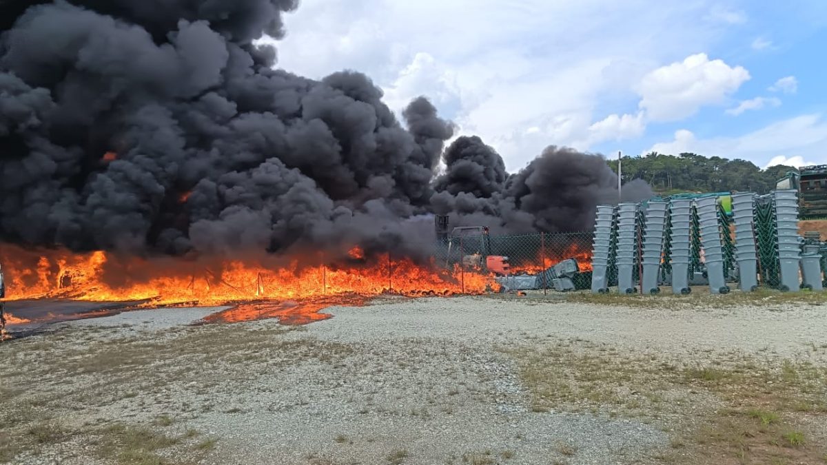 供星洲网/SWM仓库大火 火势惊人 4辆罗里付之一炬