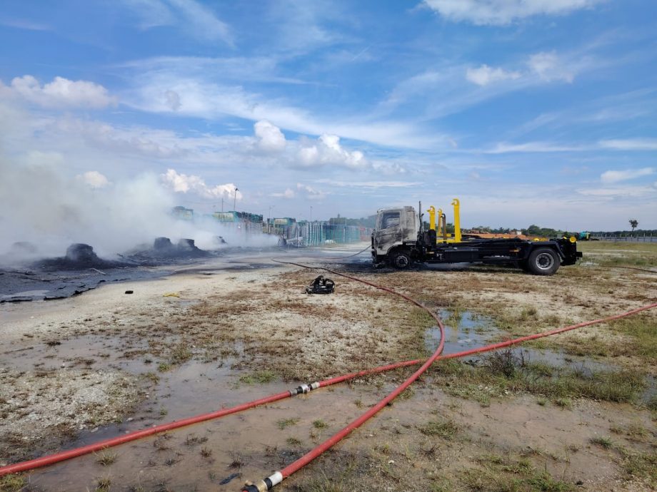 供星洲网/SWM仓库大火 火势惊人 4辆罗里付之一炬