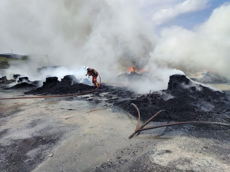 供星洲网/SWM仓库大火 火势惊人 4辆罗里付之一炬