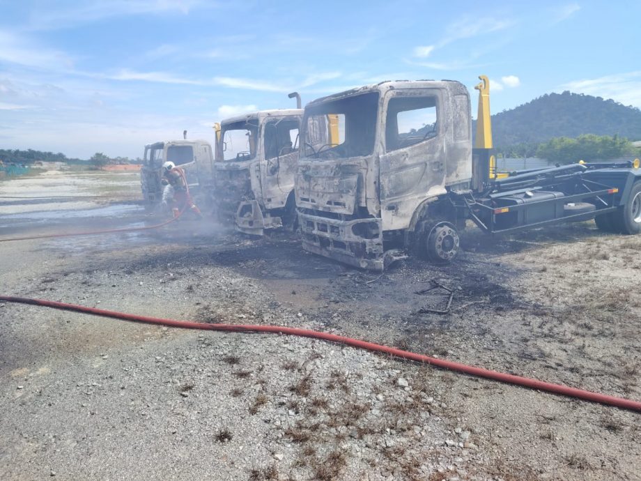 供星洲网/SWM仓库大火 火势惊人 4辆罗里付之一炬