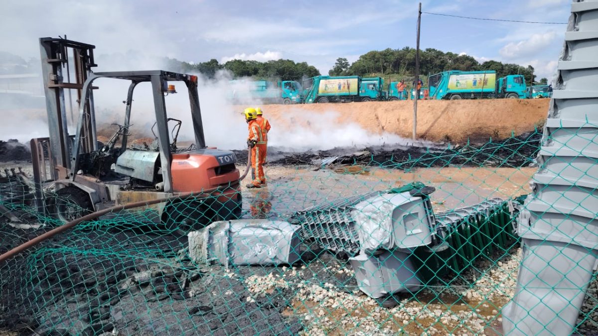 供星洲网/SWM仓库大火 火势惊人 4辆罗里付之一炬