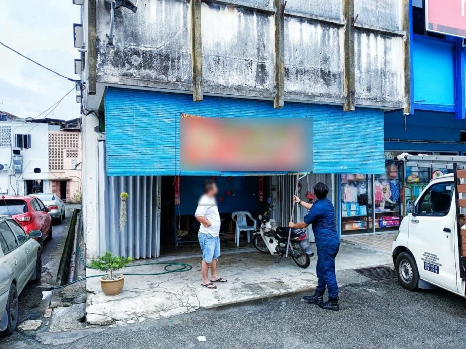 供星洲网：书写式招牌遭罚风波！行政议员灭火称纯是个别官员行为，芙蓉市政厅却脸书大事宣告取缔成果