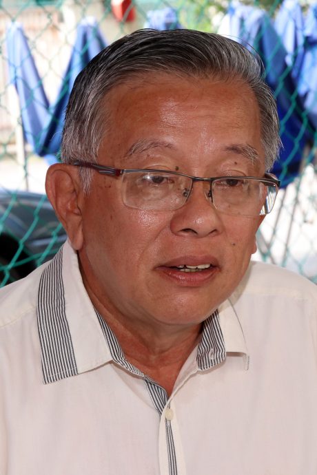 供星洲网：怪风突袭！帐棚疑遭掀飞横跨马路 砸中2车 幸无人受伤