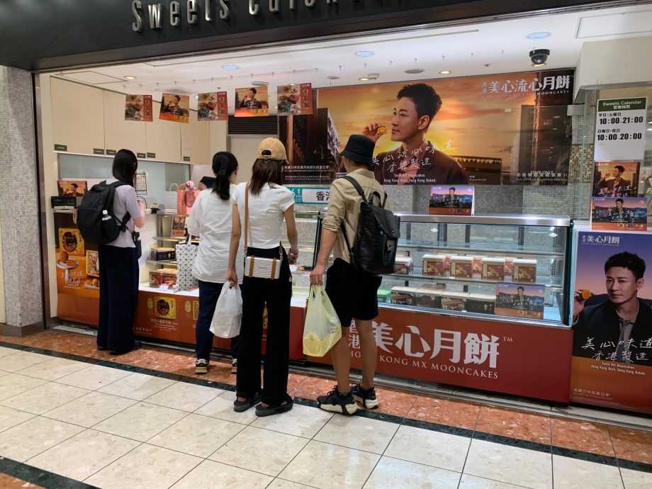 供星洲网:林峰日本爆红代言月饼大卖 粉丝视察门店“只剩五仁月饼”