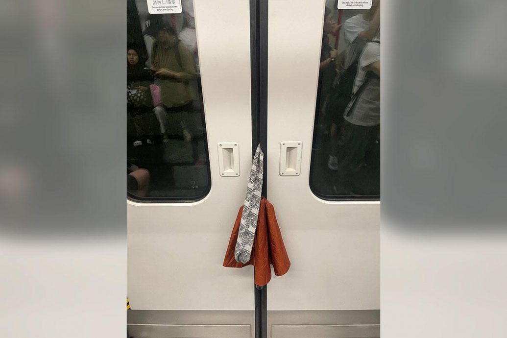 供星洲网：疑地铁门夹致iPad爆裂变形 网民“绝望之门”帖子引炮轰