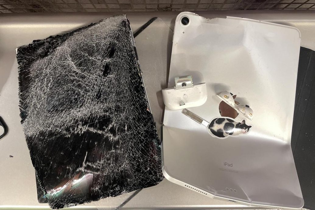 供星洲网：疑地铁门夹致iPad爆裂变形 网民“绝望之门”帖子引炮轰