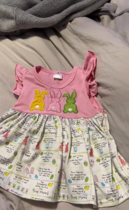 供星洲网：视频|可爱女婴洋装竟藏“性暗示”文字 母亲：太疯狂诡异！