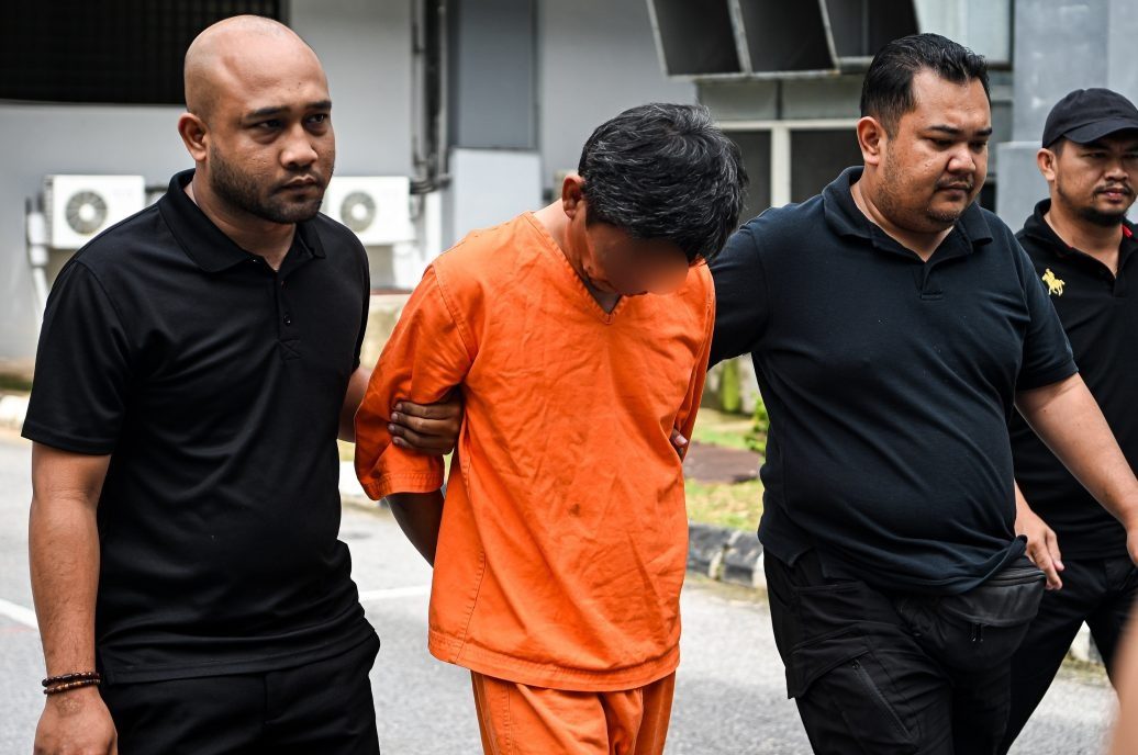 车坠河姐弟溺毙案|父亲被控蓄意害死子女 庭上哭求保释到坟前祈祷遭拒