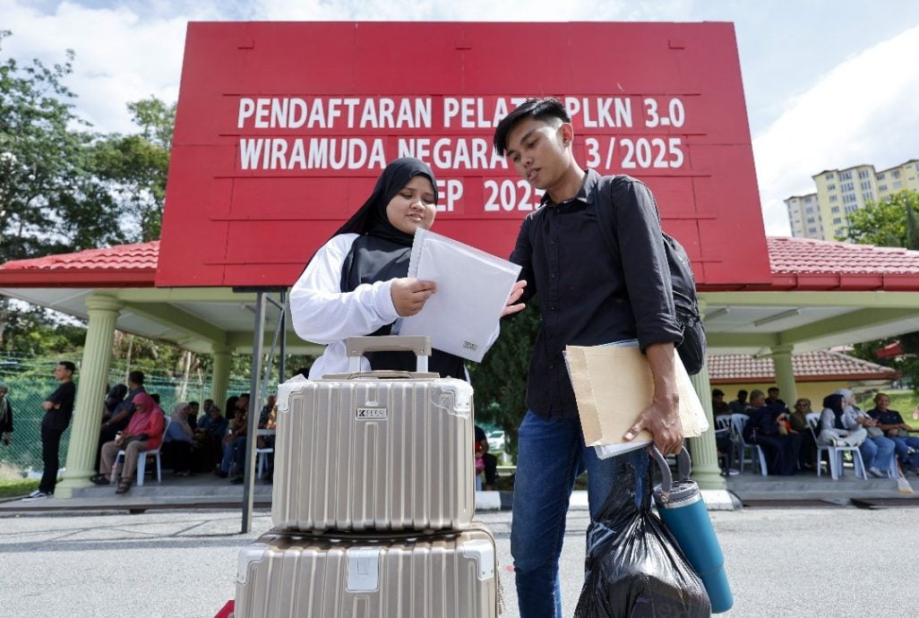 依依不舍送妻参加PLKN “最不舍她的厨艺笑声!”