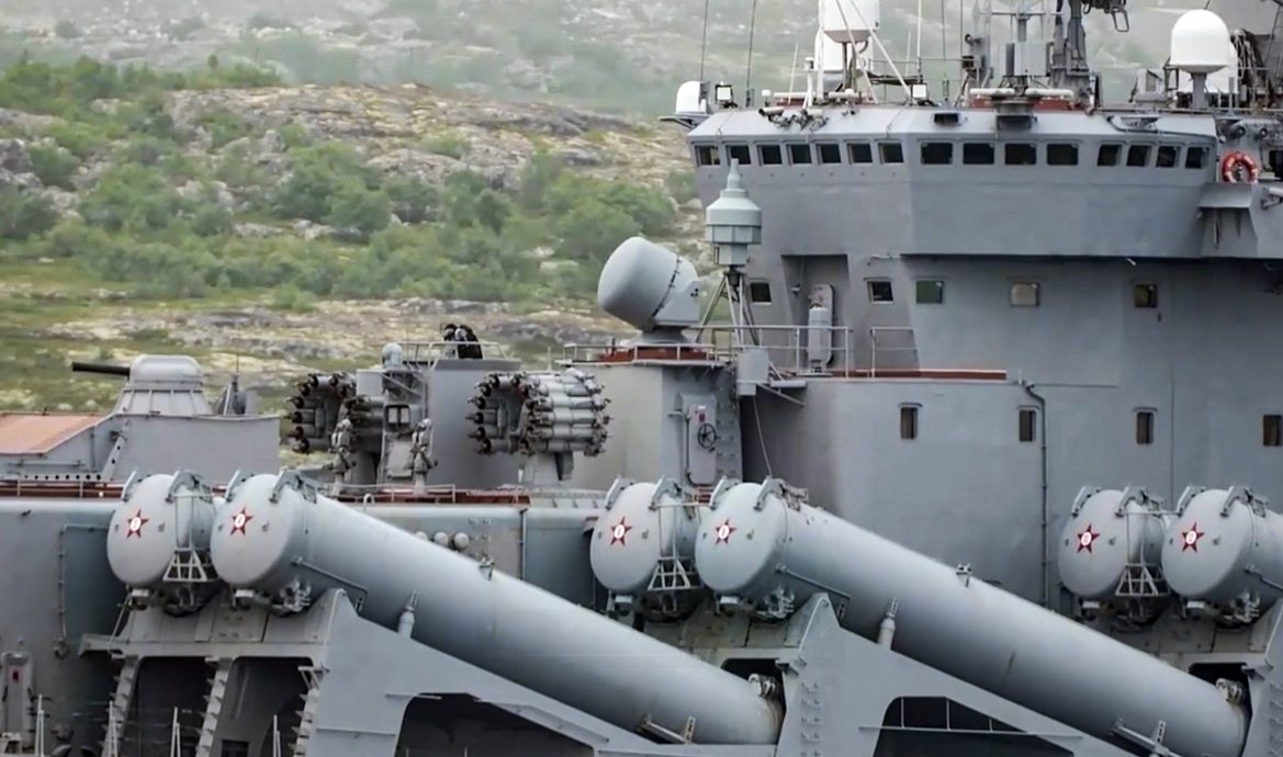 俄军机携高超音速导弹在演习期间飞越巴伦支海