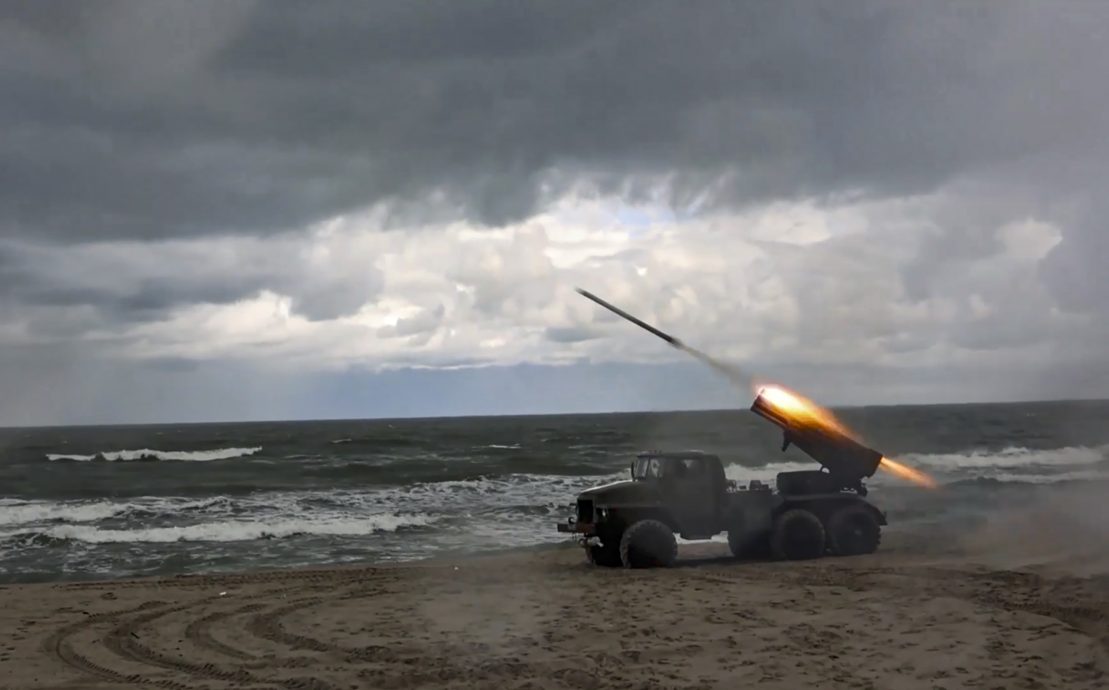 俄军机携高超音速导弹在演习期间飞越巴伦支海