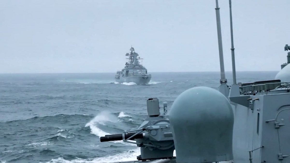 俄军机携高超音速导弹在演习期间飞越巴伦支海