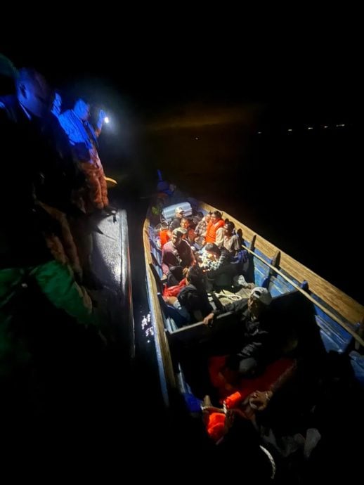 偷渡客被森甲海事执法机构扣捕