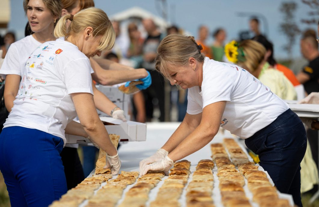 克罗地亚村庄制作逾3公里长苹果批 成功创下世界纪录