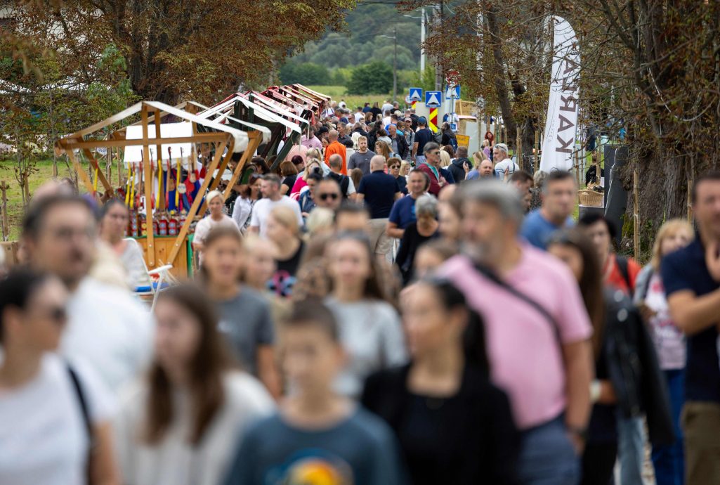 克罗地亚村庄制作逾3公里长苹果批 成功创下世界纪录