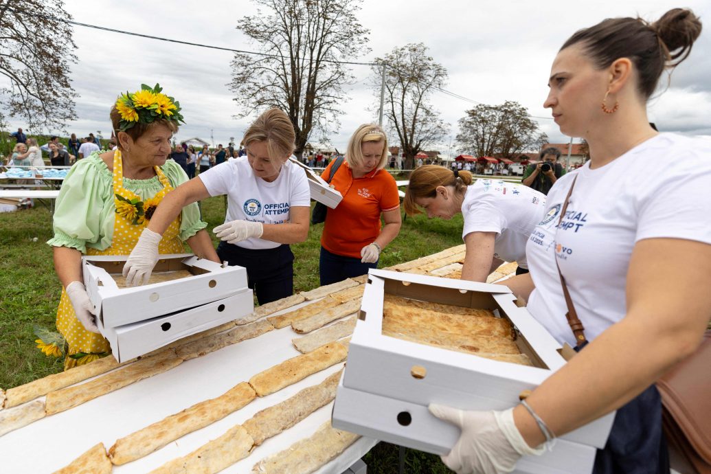 克罗地亚村庄制作逾3公里长苹果批 成功创下世界纪录