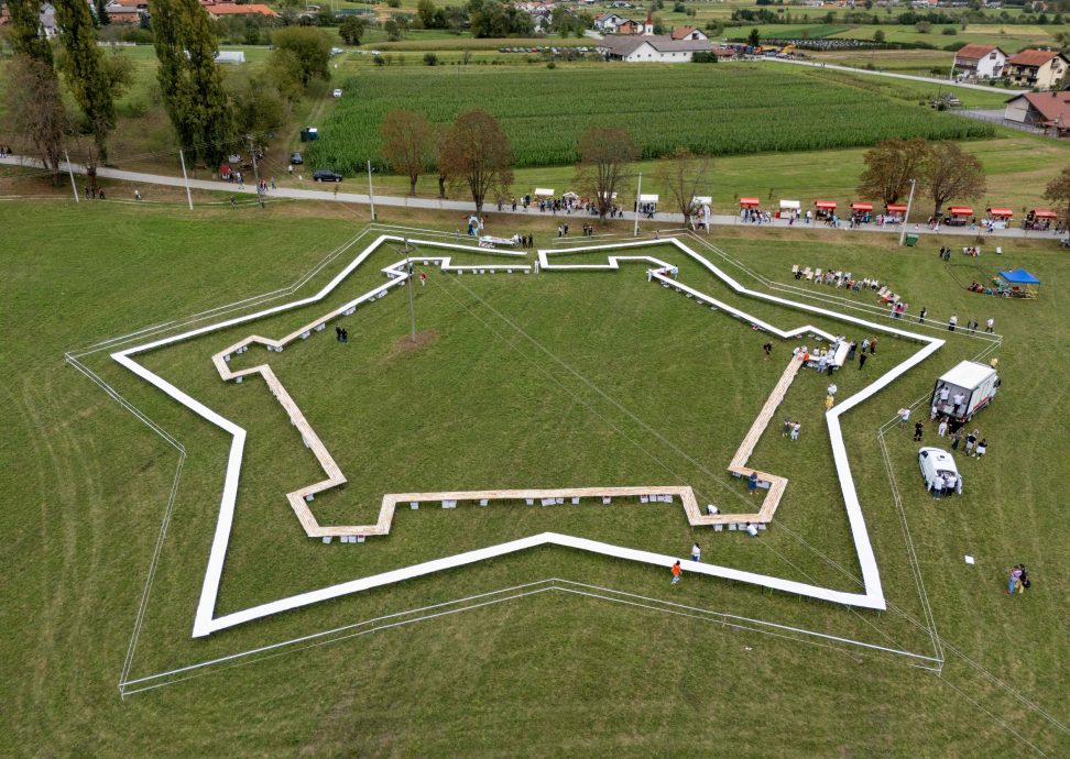 克罗地亚村庄制作逾3公里长苹果批 成功创下世界纪录