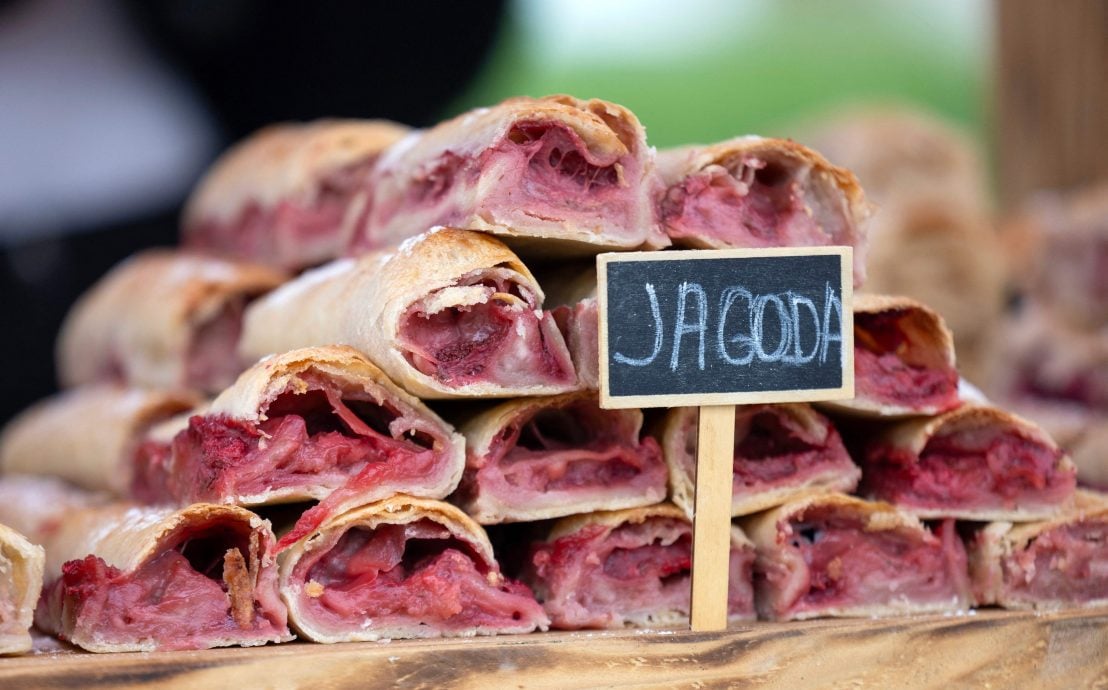 克罗地亚村庄制作逾3公里长苹果批 成功创下世界纪录