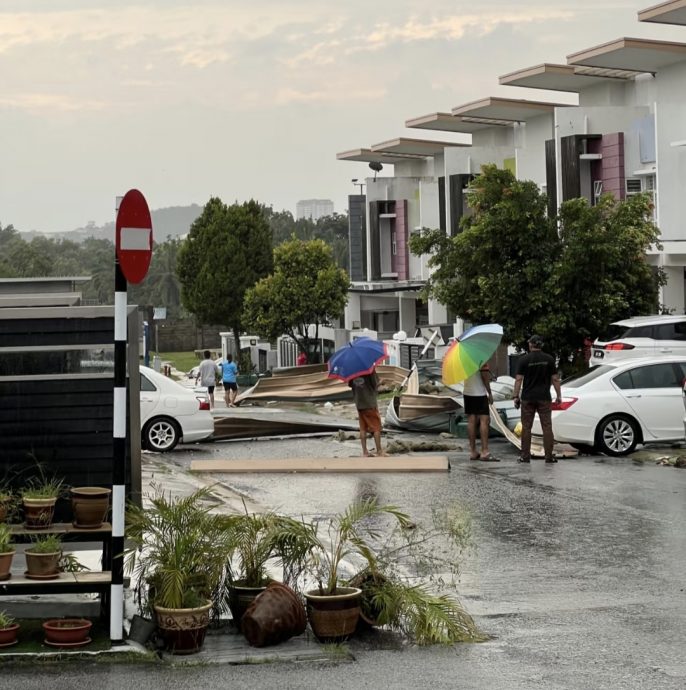 全国 / 加影Semanja多间洋房屋顶遭强风雨破坏 / 2图
