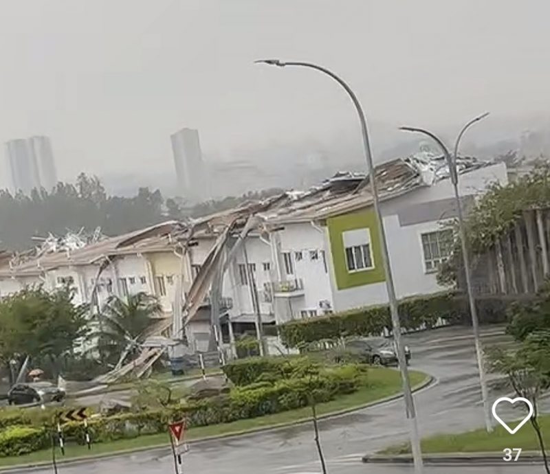 全国 / 加影Semanja多间洋房屋顶遭强风雨破坏 / 2图