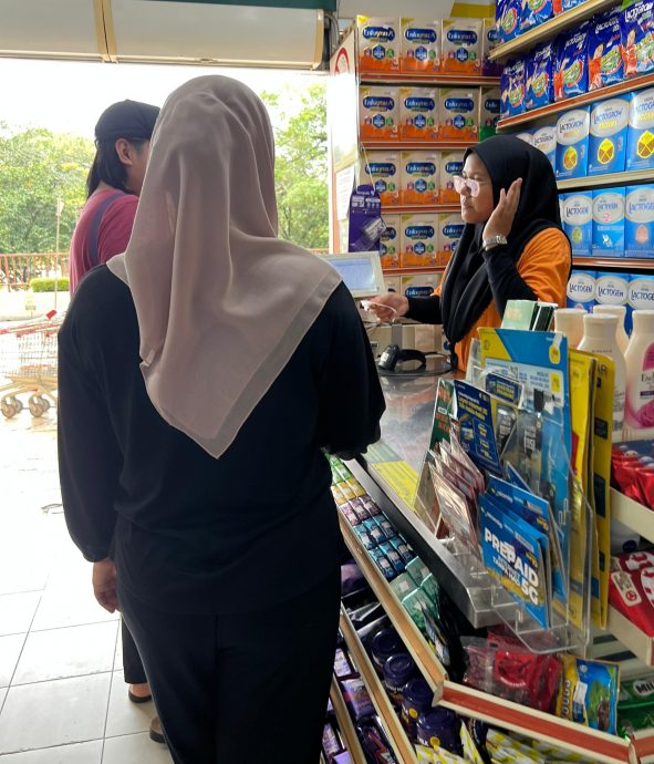 全国/一次性发放SARA次日 系统当机或缓慢 消费者花2小时排队／3图