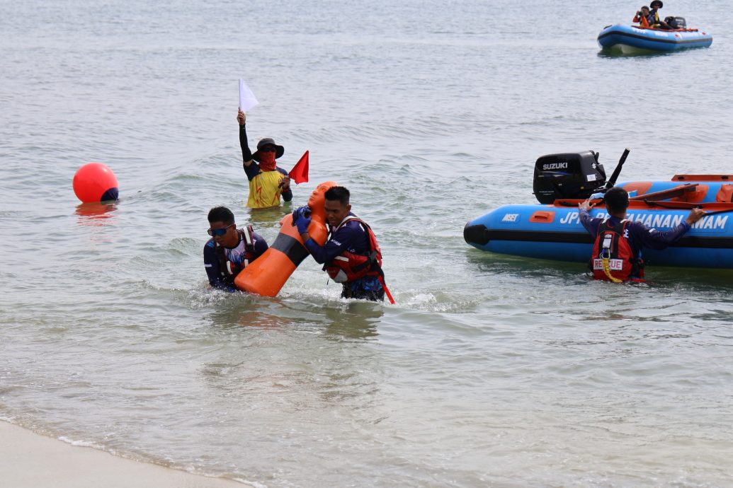 全国民防救生员挑战赛,砂拉越民防部队夺冠。