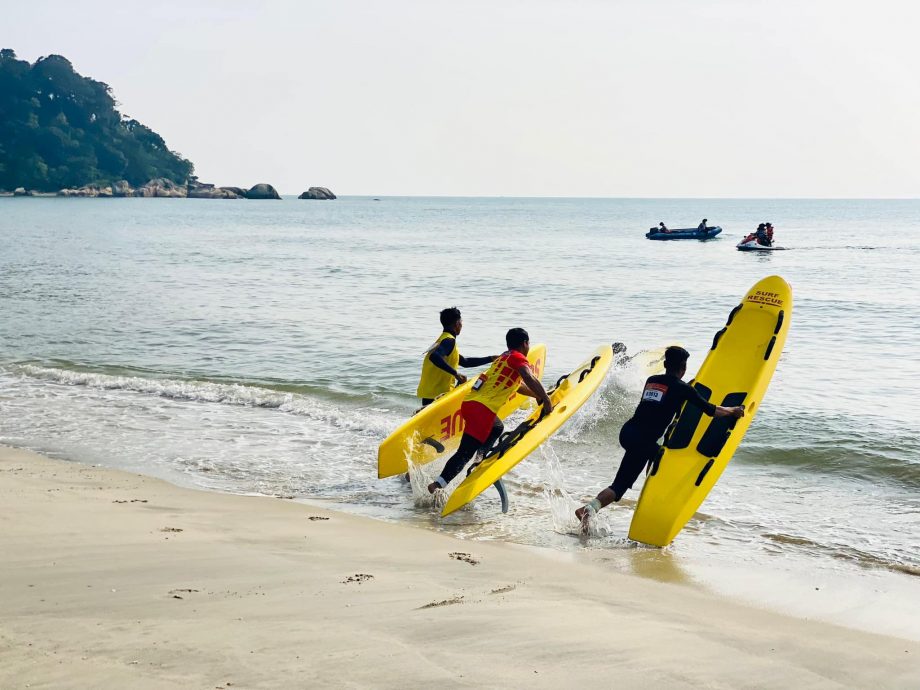 全国民防救生员挑战赛,砂拉越民防部队夺冠。