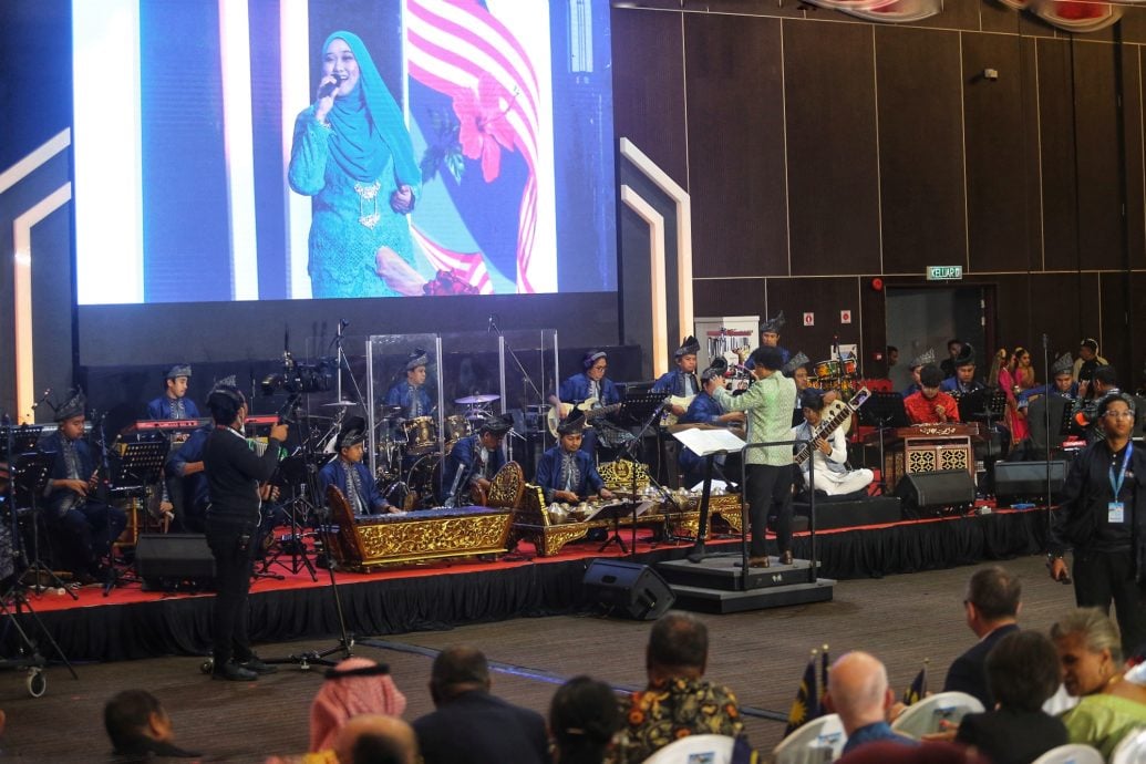 (全国版)安华主文: 马来西亚日