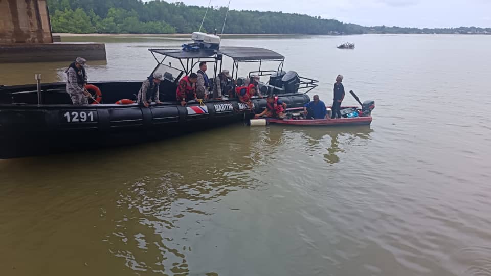 全国版/轿车坠河2童亡 警方怀疑有内情而逮捕双亲，以谋杀角度展开调查