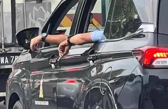 全国/雪州政府调查官员车内抽烟被拍疯传