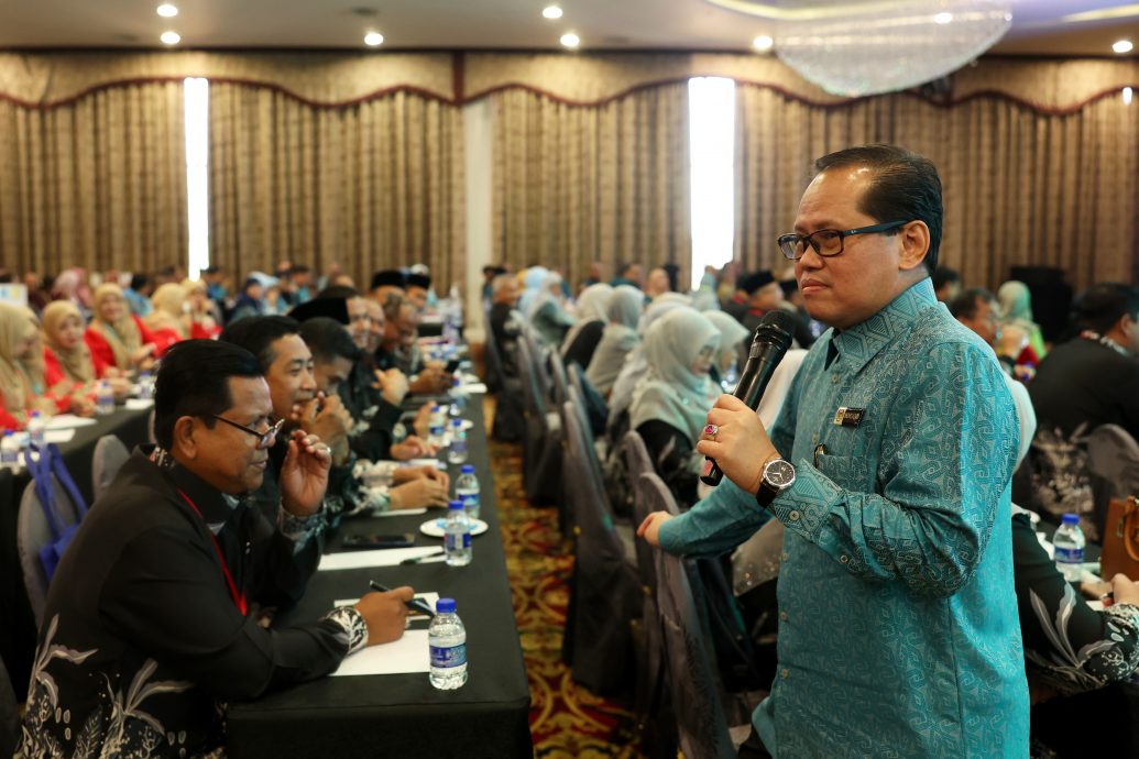 全国：教育总监莫哈末阿占表示，贫困和同伴影响是导致学生辍学问题的因素。