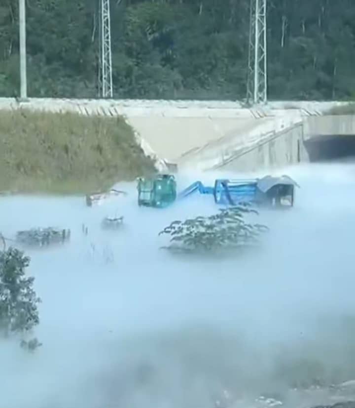 全国：日底发生气泄，警方封路。