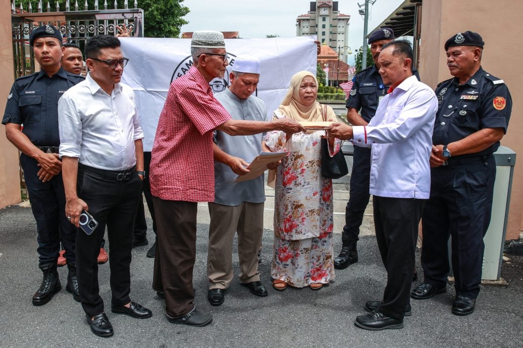 全国：随著警方重启调查12年前一名宗教学校中四生上吊的命案后，要求翻案的家属带著三点诉求向吉兰丹州政府提呈备忘录，包括解释为何在调查尚未结束就拆除案发地点，即校内厕所。