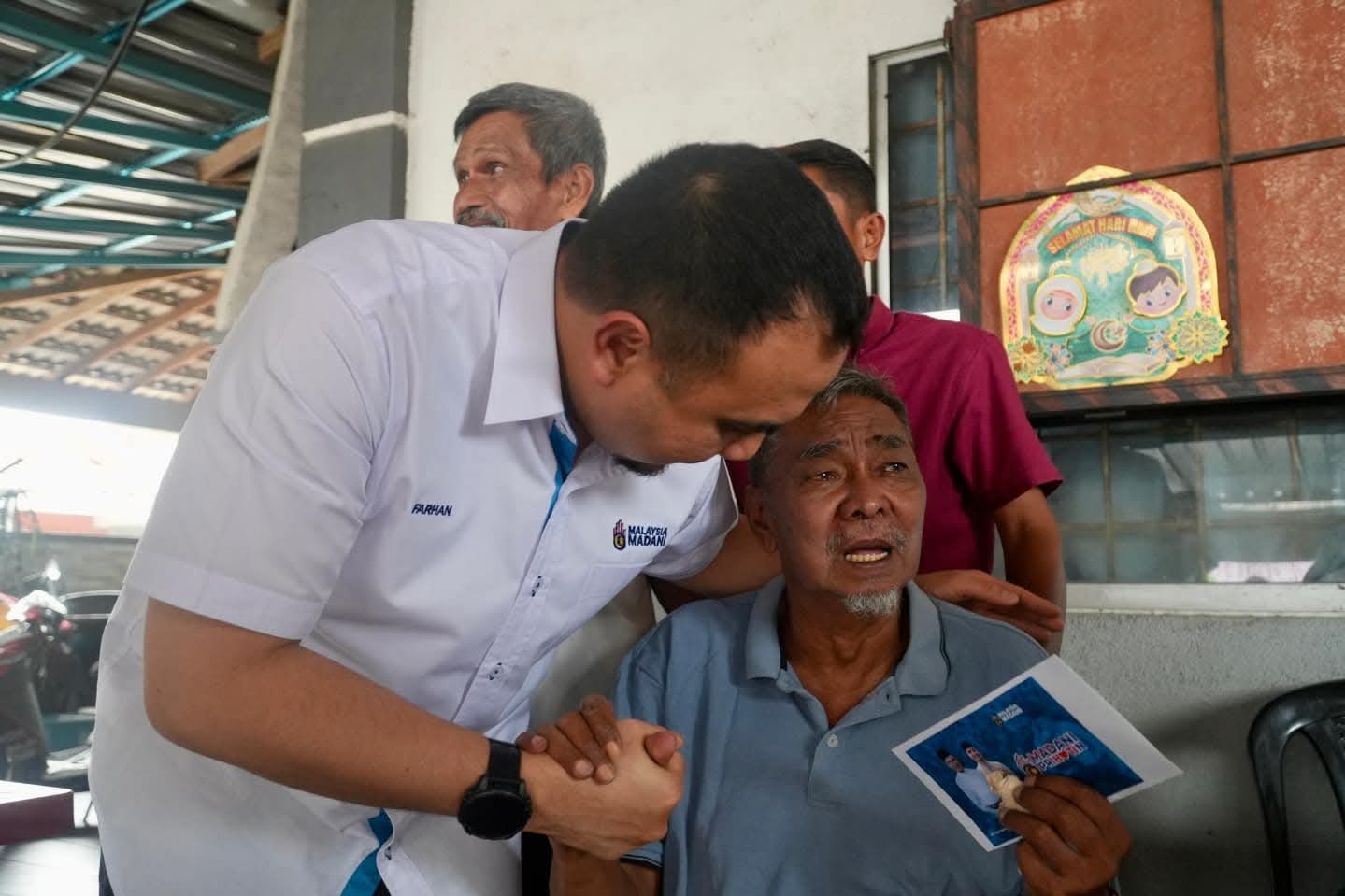 首相为患有神经痛的退伍军人献上温暖