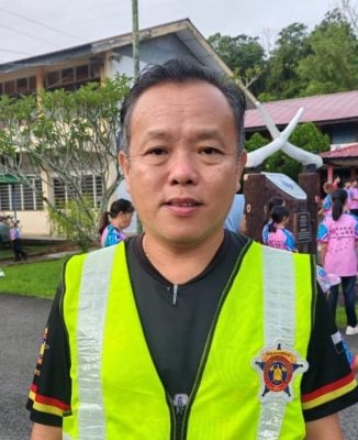 全国：（已签发)两青年驾驶的黑色休旅车在甲洞寻获