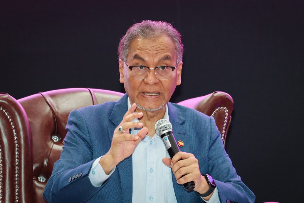 全国：（已签发)卫生部长拿督斯里祖基菲里指出，卫生部严正看待法医邱晶晶医生在莎巴13岁女学生查拉凯琳娜死亡验尸庭作证期间，遭受网络攻击的事件。