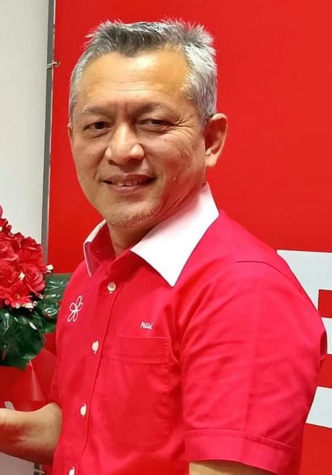 全:已签发/土团党登州联委会主席拿督拉查里依德里斯促请该党纪律委员会采取行动对付公开抨击总秘书阿兹敏的最高理事旺赛夫。