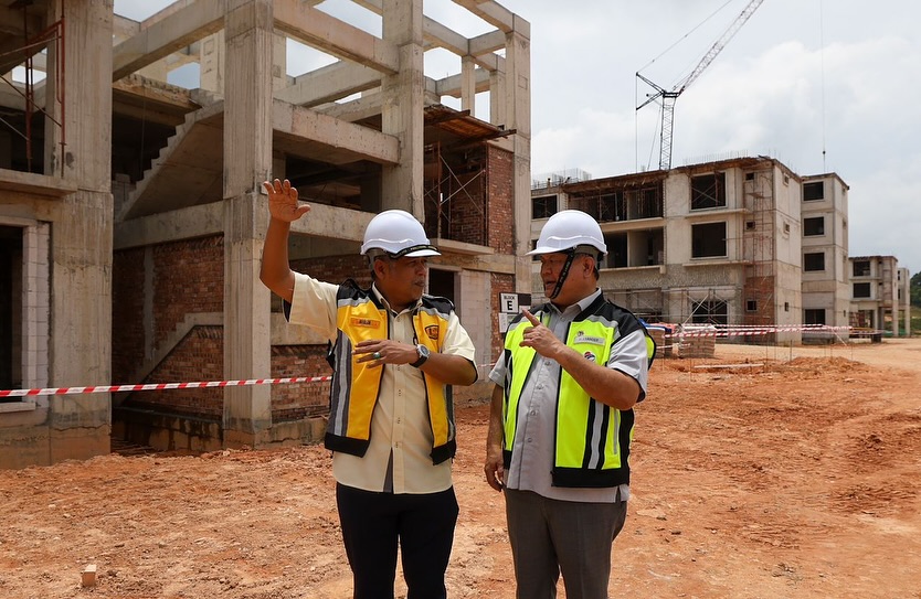 全：已签发／工程部长拿督斯里亚历山大指出，沙巴泛婆罗洲大道延误问题逐步解决。