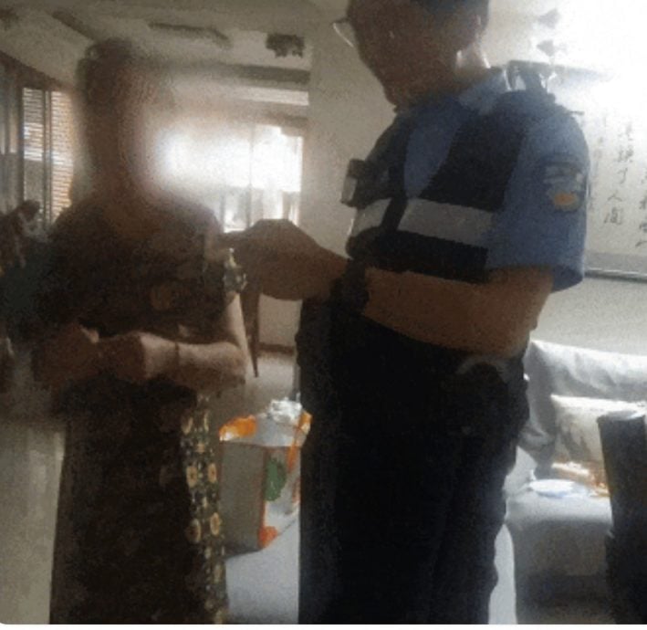 八旬老人遇电诈手机失控 民警一根牙签救下近17万