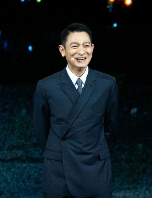 刘德华线上个唱创观看人数纪录 弹幕有10后喊“爷爷”