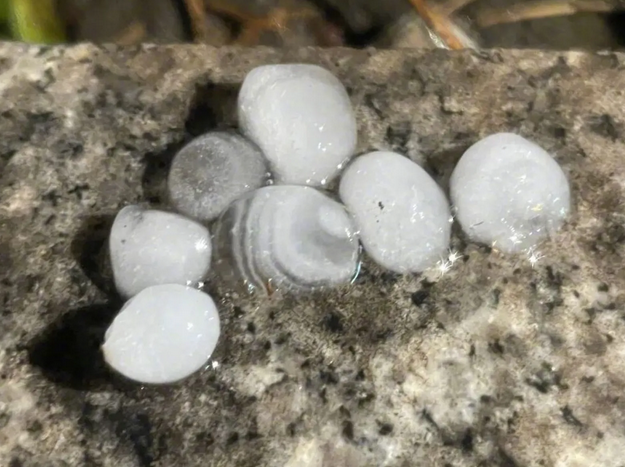 北京多区突降冰雹　路面堆积：像进入冰河世纪